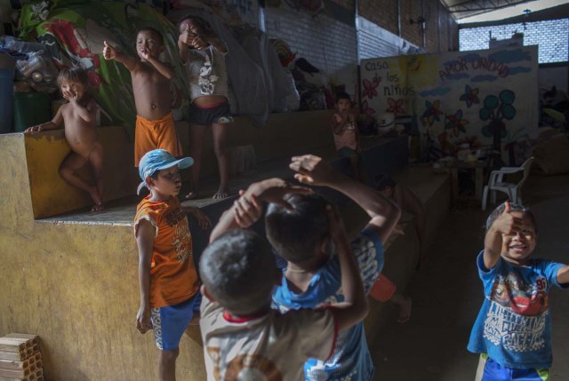 Venezuelan refugee children from indigenous tribes play inside a shelter in the city of Boa Vista, Roraima, Brazil, on February 24, 2018. According with local authorities, around one thousand refugees are crossing the Brazilian border each day from Venezuela. With the constant influx of Venezuelan immigrants most are living in shelters and the streets of Boa Vista and Paracaima cities, looking for work, medical care and food. Most are legalizing their status to stay and live in Brazil. / AFP PHOTO / MAURO PIMENTEL