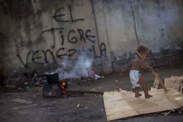 Venezuelan refugee child walks inside a shelter in the city of Boa Vista, Roraima, Brazil, on February 24, 2018. According with local authorities, around one thousand refugees are crossing the Brazilian border each day from Venezuela. With the constant influx of Venezuelan immigrants most are living in shelters and the streets of Boa Vista and Paracaima cities, looking for work, medical care and food. Most are legalizing their status to stay and live in Brazil. / AFP PHOTO / MAURO PIMENTEL