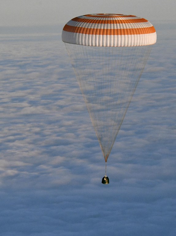 La cápsula espacial Soyuz MS-06 que transporta el equipo de la Estación Espacial Internacional (ISS) del cosmonauta ruso Alexander Misurkin y los astronautas de la NASA Mark Vande Hei y Joe Acaba desciende debajo de un paracaídas antes de aterrizar en un área remota fuera de la ciudad de Dzhezkazgan (Zhezkazgan), Kazajstán , el 28 de febrero de 2018. / AFP PHOTO / POOL / ALEXANDER NEMENOV