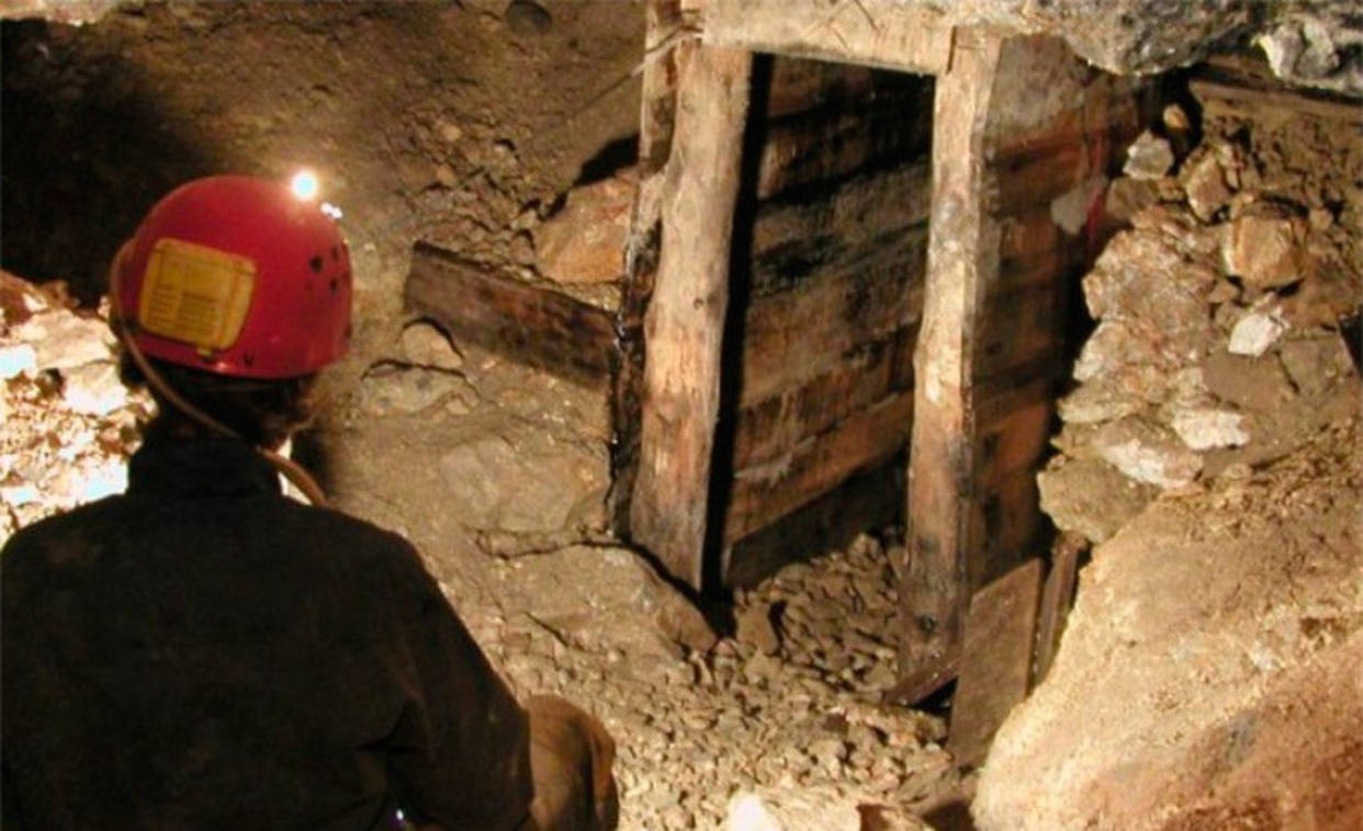 Más de 900 mineros están atrapados en una mina de oro en Suráfrica