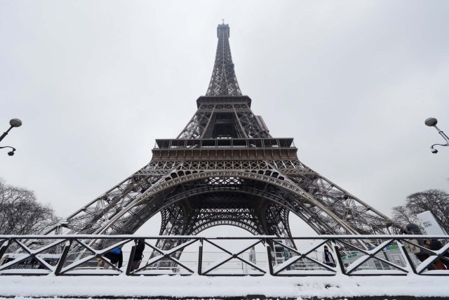 A view shows the Eiffel Tower which is closed to the public due to weather conditions in Paris, as winter weather with snow and freezing temperatures arrive in France, February 7, 2018. REUTERS/Gonzalo Fuentes