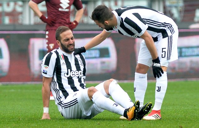 Soccer Football - Serie A - Torino vs Juventus - Stadio Olimpico Grande Torino, Turin, Italy - February 18, 2018   Juventus’ Gonzalo Higuain goes down after sustaining an injury   REUTERS/Massimo Pinca