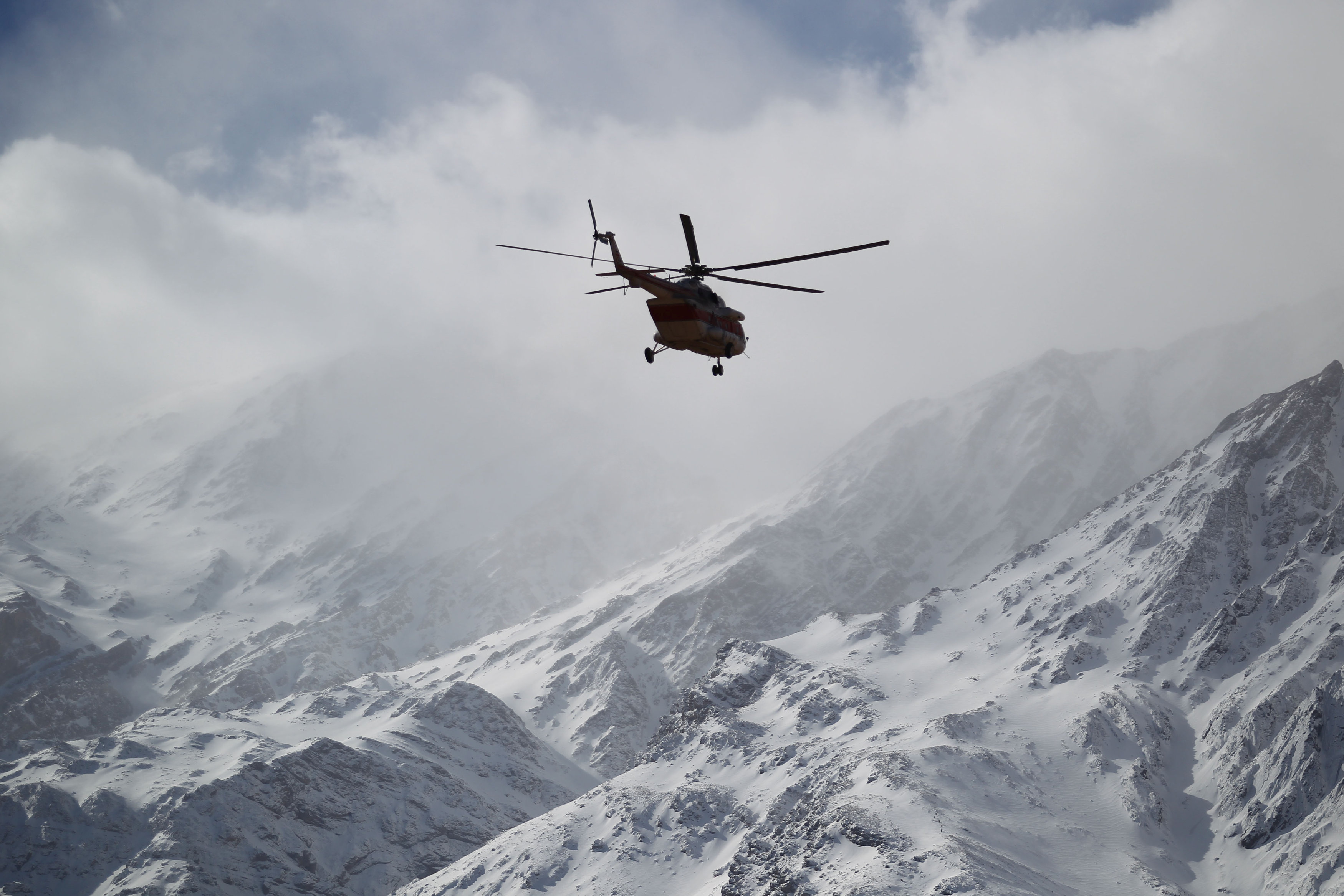 El mal tiempo impide a los helicópteros operar en la zona de accidente aéreo en Irán