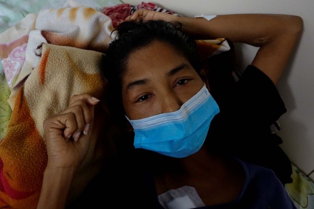 Yasmira Castano, 40, who lost her transplanted kidney, lies on a bed at a state hospital in Caracas, Venezuela February 7, 2018. Castano was unable to find the drugs needed to keep her body from rejecting the organ. On Christmas Eve 2017, she was rushed to a state hospital. Her immune system had attacked the foreign organ and she lost her kidney shortly afterwards. Picture taken February 7, 2018. REUTERS/Carlos Garcia Rawlins