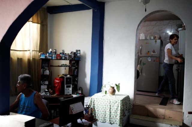 Guillermo Habanero, 56, a kidney transplanted patient, works on the computer of a client at his house in Caracas, Venezuela February 7, 2018. Picture taken February 7, 2018. REUTERS/Carlos Garcia Rawlins