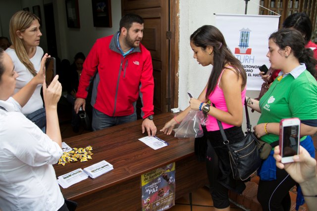 David Smolansky (C), Alcalde de El Hatillo, habla con una mujer en el ayuntamiento de El Hatillo en Caracas, Venezuela, el 26 de julio de 2014. REUTERS / Marco Bello / File Photo