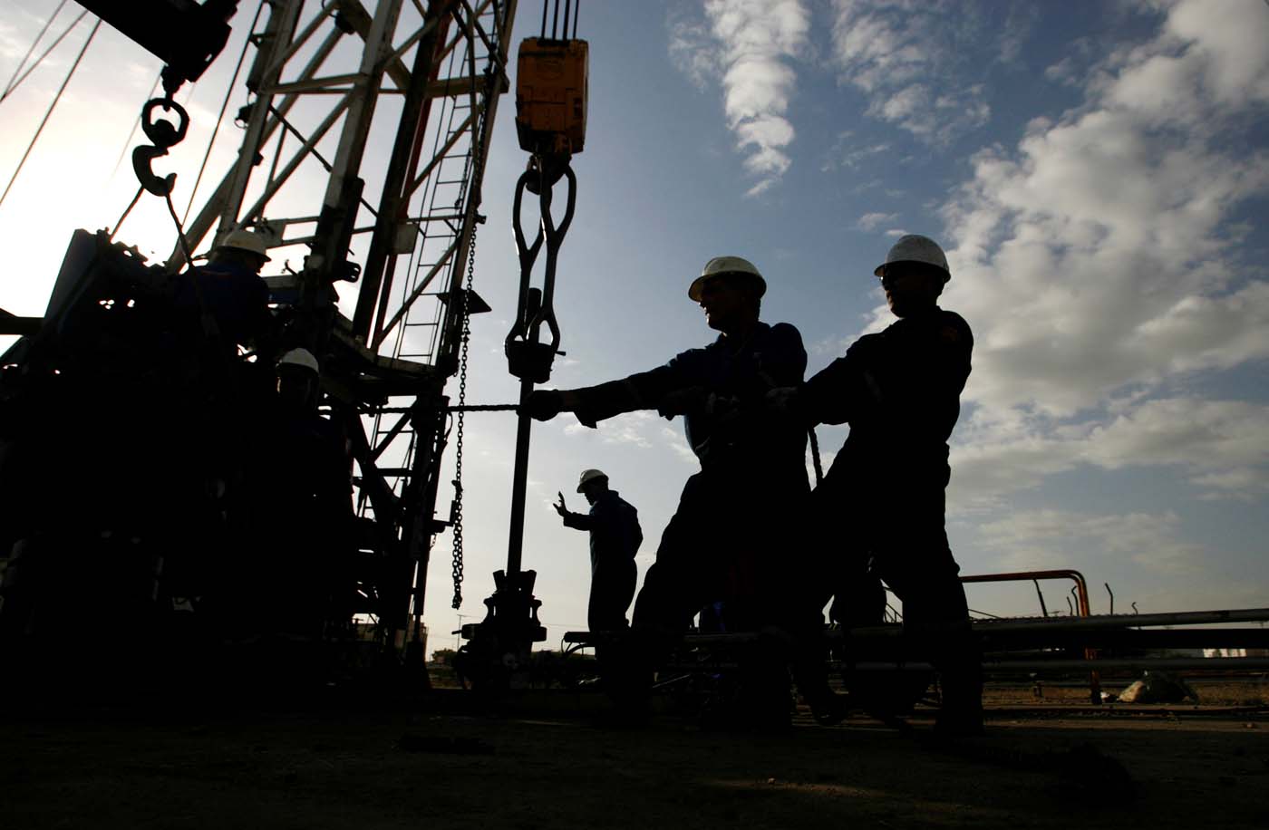 El petróleo baja en un mercado inquieto por Venezuela y Oriente Medio