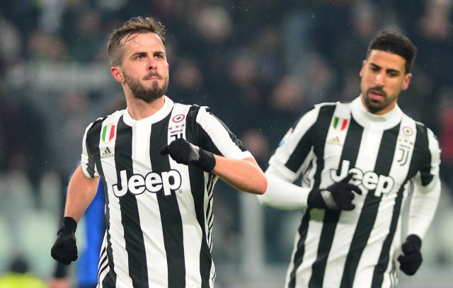 Soccer Football - Coppa Italia Semi-final Second Leg - Juventus vs Atalanta - Allianz Stadium, Turin, Italy - February 28, 2018   Juventus’ Miralem Pjanic celebrates scoring their first goal with Sami Khedira                REUTERS/Massimo Pinca