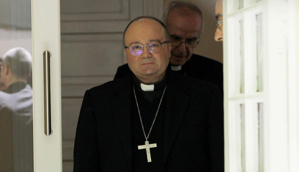 Enviado del Vaticano para investigar denuncias de abuso sexual fue hospitalizado en Chile