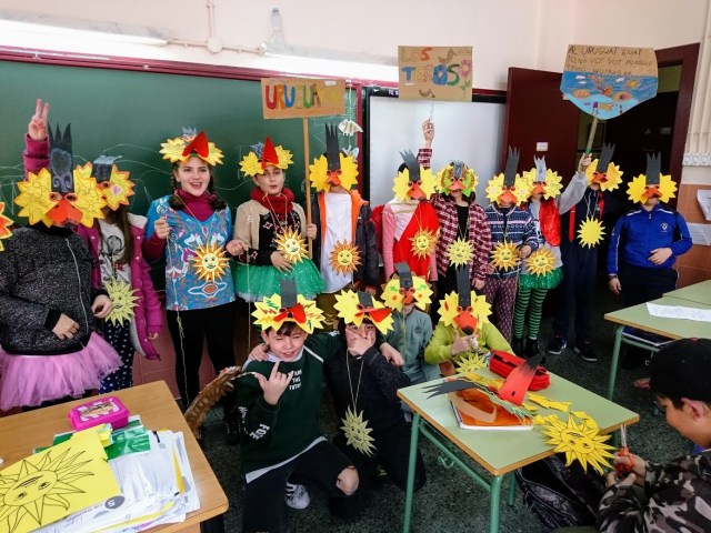 Niños disfrazados con atuendos alusivos a Uruguay. Foto / CEIP Curros Enríquez