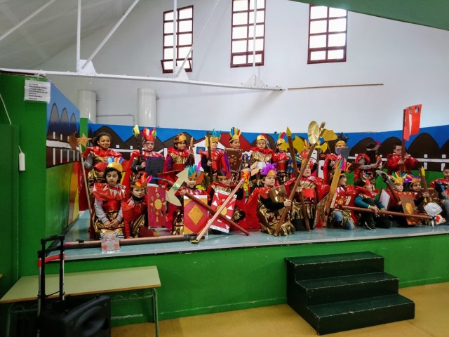 Niños disfrazados con atuendos alusivos a Perú. Foto / CEIP Curros Enríquez