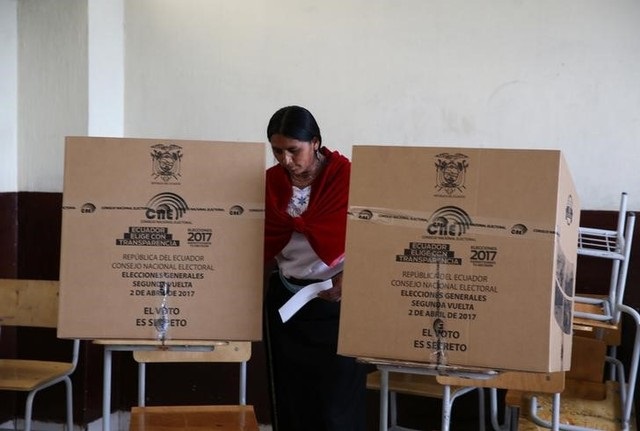 Imagen de archivo de una mujer votando en las más recientes elecciones presidenciales ecuatorianas en Quito, abr 2, 2017. REUTERS/Mariana Bazo
