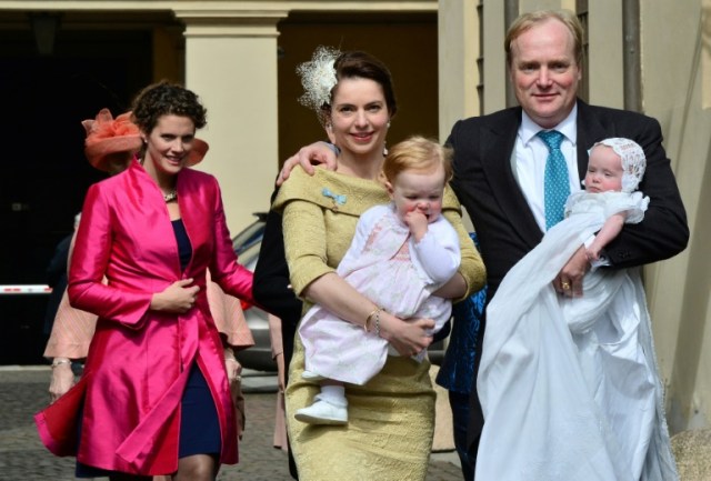 El príncipe Carlos de Borbón de Parme, primo del rey holandés, tiene tres hijos legítimos con la periodista Annemarie Gualtherie van Weezel con quien se casó en 2010