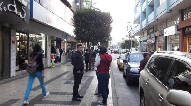 Decenas de personas salieron a las calles de Ambato ante posible réplica del sismo. Foto: Modesto Moreta / EL COMERCIO