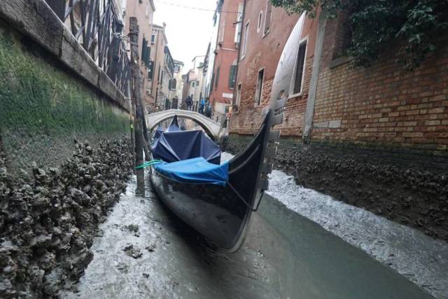 La ausencia de agua impide la circulación de góndolas, botes y lanchas. (Efe)