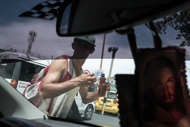 Un migrante venezolano limpia parabrisas en Cúcuta, Colombia, el tipo de trabajo informal que los venezolanos pueden hacer para ganarse la vida