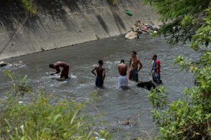 “Mineros” del río Guaire: Vivir de las cloacas de Caracas (Fotos)