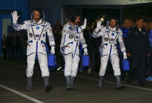 Tres astronautas despegan hacia la ISS con un balón del Mundial de Rusia 2018