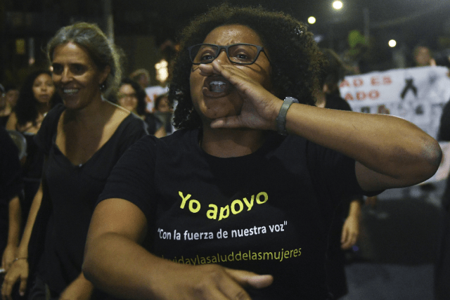 Las mujeres salvadoreñas participan en una protesta en conmemoración de mujeres asesinadas en El Salvador, como parte de la celebración del Día Internacional de la Mujer en San Salvador el 7 de marzo de 2018. MARVIN RECINOS / AFP