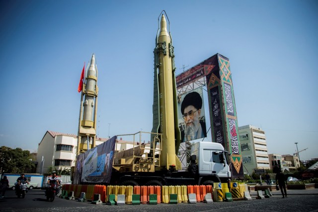 Una exhibición con misiles y un retrato del líder supremo de Irán, el ayatolá Ali Khamenei, se ve en la Plaza Baharestan en Teherán, Irán, el 27 de septiembre de 2017. Fotografía tomada el 27 de septiembre de 2017. Nazanin Tabatabaee Yazdi / TIMA vía REUTERS