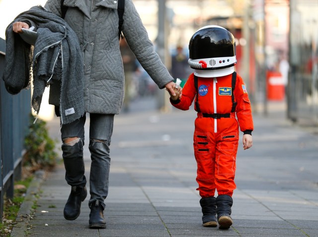 Una mujer camina con un niño durante "Weiberfastnacht" en Colonia, Alemania, el 8 de febrero de 2018 Rose Monday. REUTERS / Thilo Schmuelgen