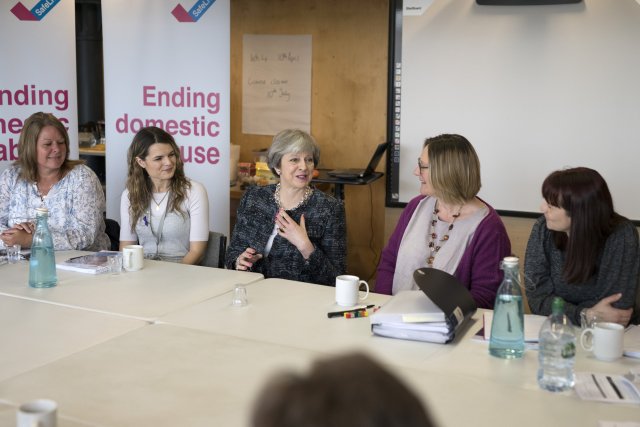 La primera ministra británica Theresa May y el ministro del Interior, Amber Rudd, asistieron a una sesión de capacitación para consejeros independientes de violencia doméstica en House Mill, en el este de Londres, Gran Bretaña, el 8 de marzo de 2018. REUTERS / Geoff Pugh / Pool