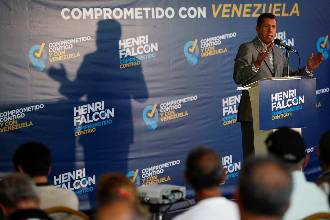 Henri Falcón amenaza con retirar candidatura “si Maduro no cumple”