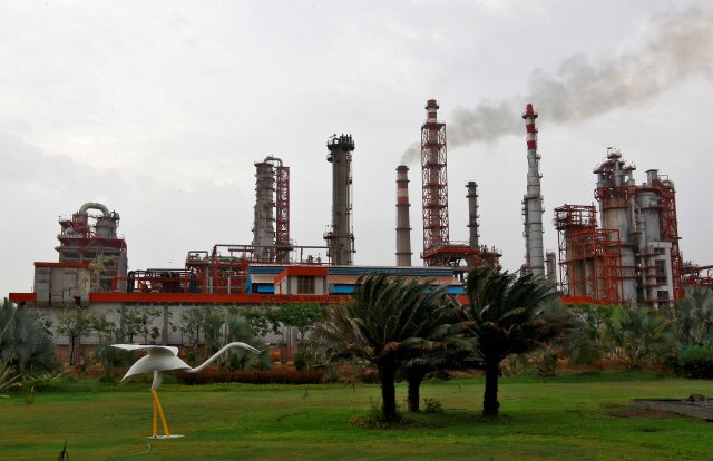 Una refinería de petróleo de Essar Oil, que dirige la segunda refinería más grande del sector privado de India, está representada en Vadinar, en el estado occidental de Gujarat, India, el 4 de octubre de 2016. REUTERS / Amit Dave / File Photo