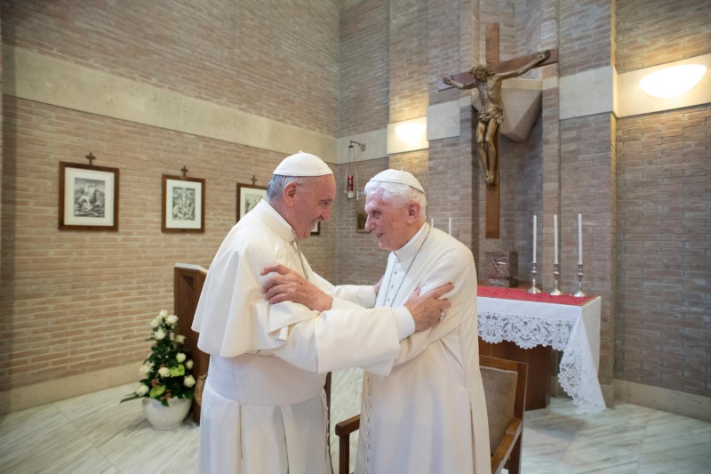 Benedicto XVI critica “prejuicio estúpido” de conservadores en aniversario del Papa Francisco