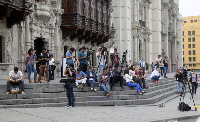 Members of the media wait for the arrival of Peru's President Pedro Pablo Kuczynski near the Government Palace in Lima, Peru March 21, 2018. REUTERS/Guadalupe Pardo