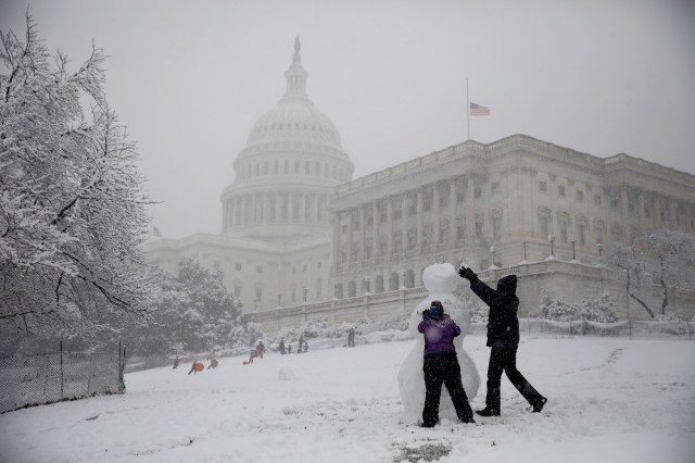 Personas construyen un muñeco de nieve afuera del Capitolio en Washington, Estados Unidos, 21 de marzo del 2018. REUTERS/Aaron P. Bernstein