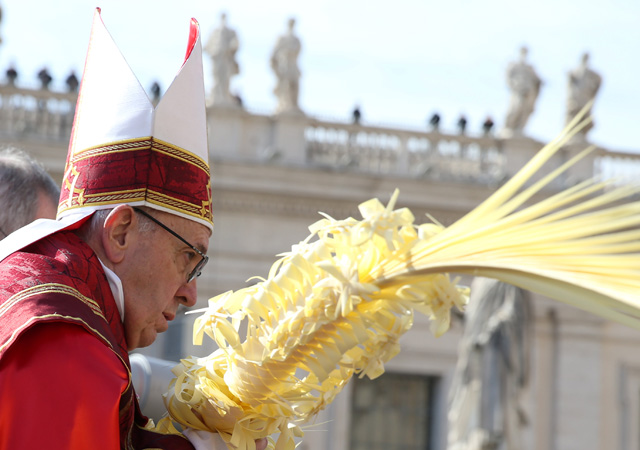 Pope Francis holds palm as he leads the Palm Sunday Mass in Saint Peter's Square at the Vatican, March 25, 2018  REUTERS/Tony Gentile