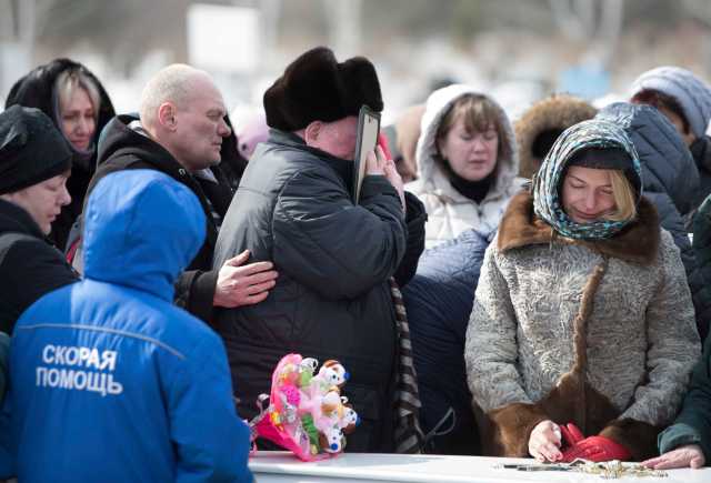 People attend a funeral of a victim of a shopping mall fire at a cemetery in Kemerovo, Russia March 28, 2018. REUTERS/Maxim Lisov