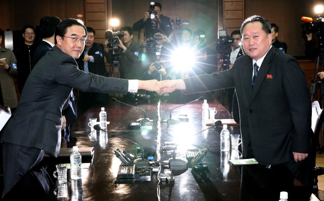 South Korean Unification Minister Cho Myoung-gyon and his North Korean counterpart Ri Son Gwon pose for photographs before their meeting at the truce village of Panmunjom, North Korea, March 29, 2018. Korea Pool/Yonhap via REUTERS ATTENTION EDITORS - THIS IMAGE HAS BEEN SUPPLIED BY A THIRD PARTY. SOUTH KOREA OUT. NO RESALES. NO ARCHIVE. TPX IMAGES OF THE DAY