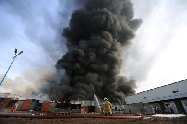 Firefighters try to extinguish a fire engulfing warehouse of the World Food Programme in Hodeida, Yemen March 31, 2018. REUTERS/Abduljabbar Zeyad