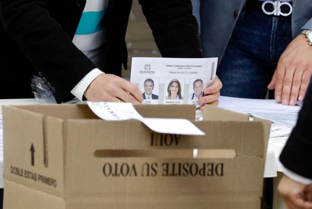 Se agotaron los tarjetones para consultas presidenciales en varias mesas de votación en Colombia