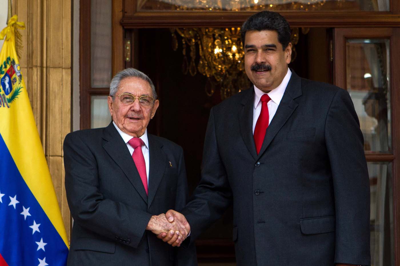 Mientras los venezolanos sufren, gobierno de Maduro compra petróleo extranjero para subsidiar a Cuba