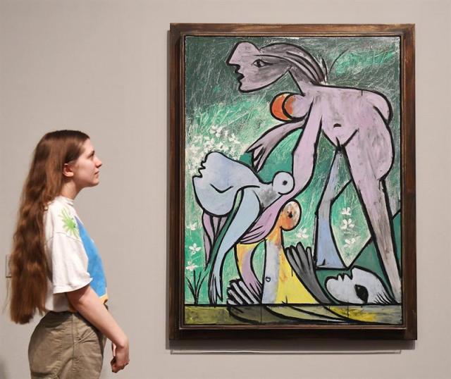 Una empleada del museo observa la obra de Pablo Ruiz Picasso "El rescate", de 1932, expuesta en el ámbito de la exposición inaugurada en la Tate Modern de Londres (Reino Unido) hoy, 6 de marzo de 2018. EFE/ Andy Rain
