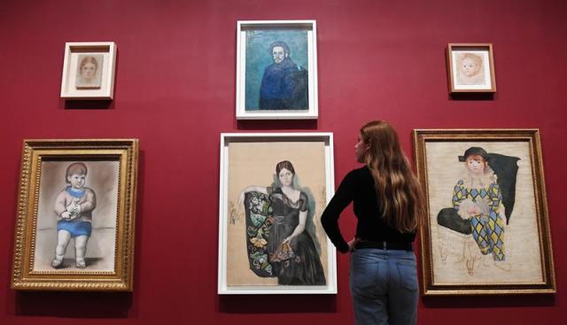 Una empleada del museo observa varias obras de Pablo Ruiz Picasso expuestas en el ámbito de la exposición inaugurada en la Tate Modern de Londres (Reino Unido) hoy, 6 de marzo de 2018. EFE/ Andy Rain