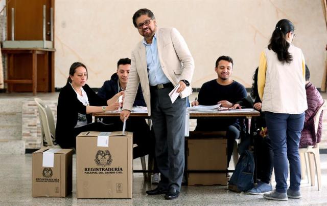 El candidato al senado de colombia de la Fuerza Alternativa Revolucionaria del Común Iván Márquez (c) vota en las elecciones legislativas hoy, domingo 11 de marzo de 2018, en Bogotá (Colombia). El líder del partido colombiano FARC y candidato al Senado Iván Márquez votó hoy por primera vez a esa antigua guerrilla en las elecciones legislativas, las primeras a las que se presentan, con un llamado a que el país se reconcilie y "abrace la paz". EFE/Leonardo Muñoz