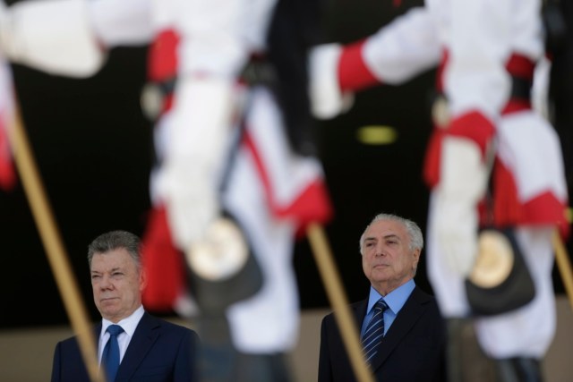 BRA103. BRASILIA (BRASIL), 20/03/2018.- El presidente de Brasil, Michel Temer (d), recibe al presidente de Colombia, Juan Manuel Santos (i), hoy, martes 20 de marzo de 2018, en el Palacio presidencial de Planalto, sede del Gobierno brasileño, en Brasilia (Brasil). Temer recibió hoy con honores militares a su homólogo colombiano, Juan Manuel Santos, con el que se reunirá para analizar las relaciones comerciales bilaterales, la cooperación en defensa y medioambiente y el impacto del flujo migratorio procedente de Venezuela. EFE/Joédson Alves