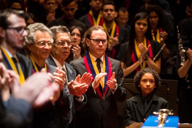 CAR014. CARACAS (VENEZUELA), 25/03/2018.- El director musical venezolano Christian Vásquez participa en los actos conmemorativos durante el velorio de Jose Antonio Abreu hoy, domingo 25 de marzo del 2018, en Caracas (Venezuela). El músico y economista José Antonio Abreu, premio Príncipe de Asturias de las Artes por el reconocido programa de música El Sistema Nacional de Orquestas de Venezuela, murió ayer a los 79 años. El presidente de Venezuela, Nicolás Maduro, decretó tres días de duelo nacional por su muerte. EFE/Miguel Gutiérrez