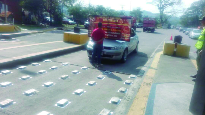 Detienen a hombre que llevaba 45 kilos de cocaína en su carro