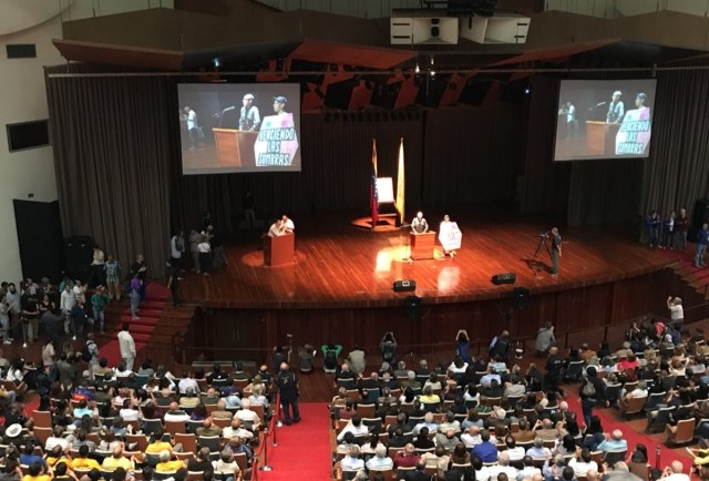 Se lleva a cabo encuentro de sectores sociales y sindicales en el Aula Magna de la #UCV. Cientos de individuos y organizaciones apartan sus diferencias para trabajar en la mejora de Venezuela.