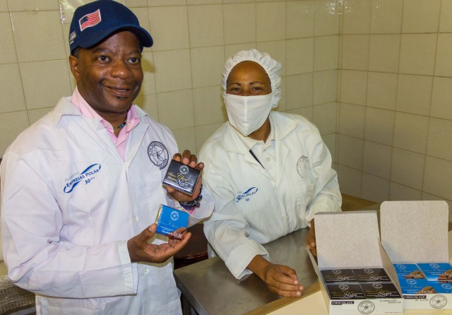 Encargado de Negocios de la Embajada de los EE.UU., Todd Robinson, visitó una fábrica de chocolates en Birongo (Miranda)