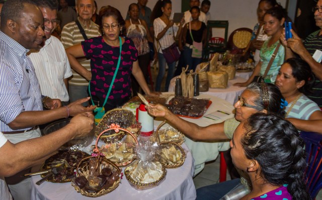 Encargado de Negocios de la Embajada de los EE.UU., Todd Robinson, compartió con pobladores de Cúpira (Miranda), en donde pudo degustar la variedad de productos que los emprendedores producen en la zona