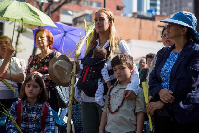 CAR02. CARACAS (VENEZUELA), 25/03/2018.- Lilian Tintori (c), esposa del dirigente político preso, el opositor Leopoldo López, asiste la celebración de la misa del Domingo de Ramos hoy, domingo 25 de marzo de 2018, durante el inicio de la Semana Santa, en Caracas (Venezuela). EFE/Cristian Hernández