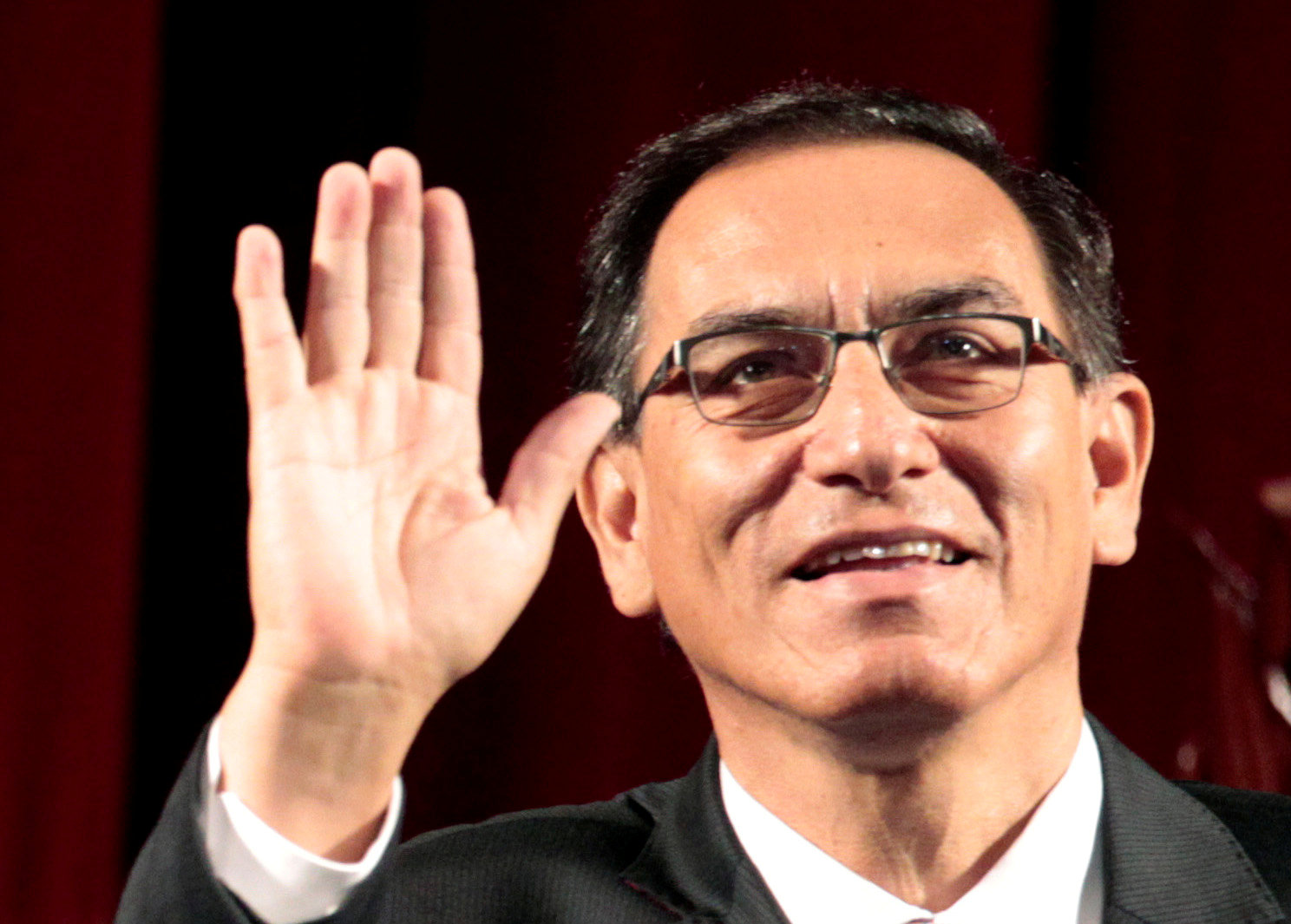 Martín Vizcarra confirma su regreso a Perú para jurar como presidente