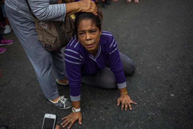 CARACAS (VENEZUELA), 28/03/2018.- Penitentes del Nazareno de San Pablo acompañan la procesión anual del Miércoles Santo en la Basílica de Santa Teresa hoy, miércoles 28 de marzo de 2018, en Caracas (Venezuela). Miles de caraqueños saludaron hoy al Nazareno de San Pablo con peticiones de que traiga paz al país y para darle gracias por cumplir sus peticiones en la procesión más representativa de la Semana Santa en la capital venezolana. EFE/Cristian Hernández