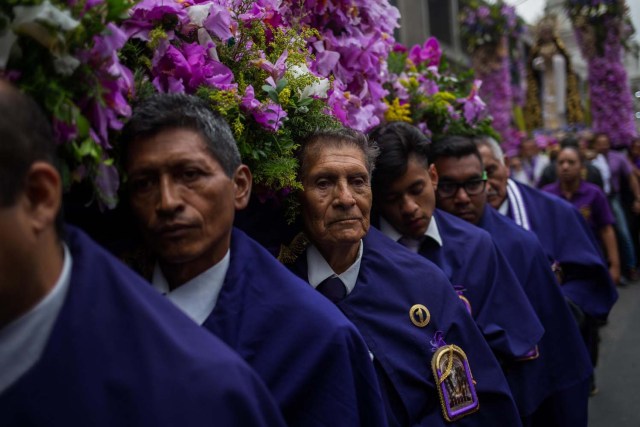 CARACAS (VENEZUELA), 28/03/2018.- Fieles del Nazareno de San Pablo acompañan la procesión anual del Miércoles Santo en la Basílica de Santa Teresa hoy, miércoles 28 de marzo de 2018, en Caracas (Venezuela). Miles de caraqueños saludaron hoy al Nazareno de San Pablo con peticiones de que traiga paz al país y para darle gracias por cumplir sus peticiones en la procesión más representativa de la Semana Santa en la capital venezolana. EFE/Cristian Hernández